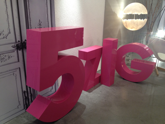 Die machen sich gut.. Grosse 3D Buchstaben in den Ausstellungsräumen von intraform zum 50 jährigen Bestehen des klasse Berner Einrichters.