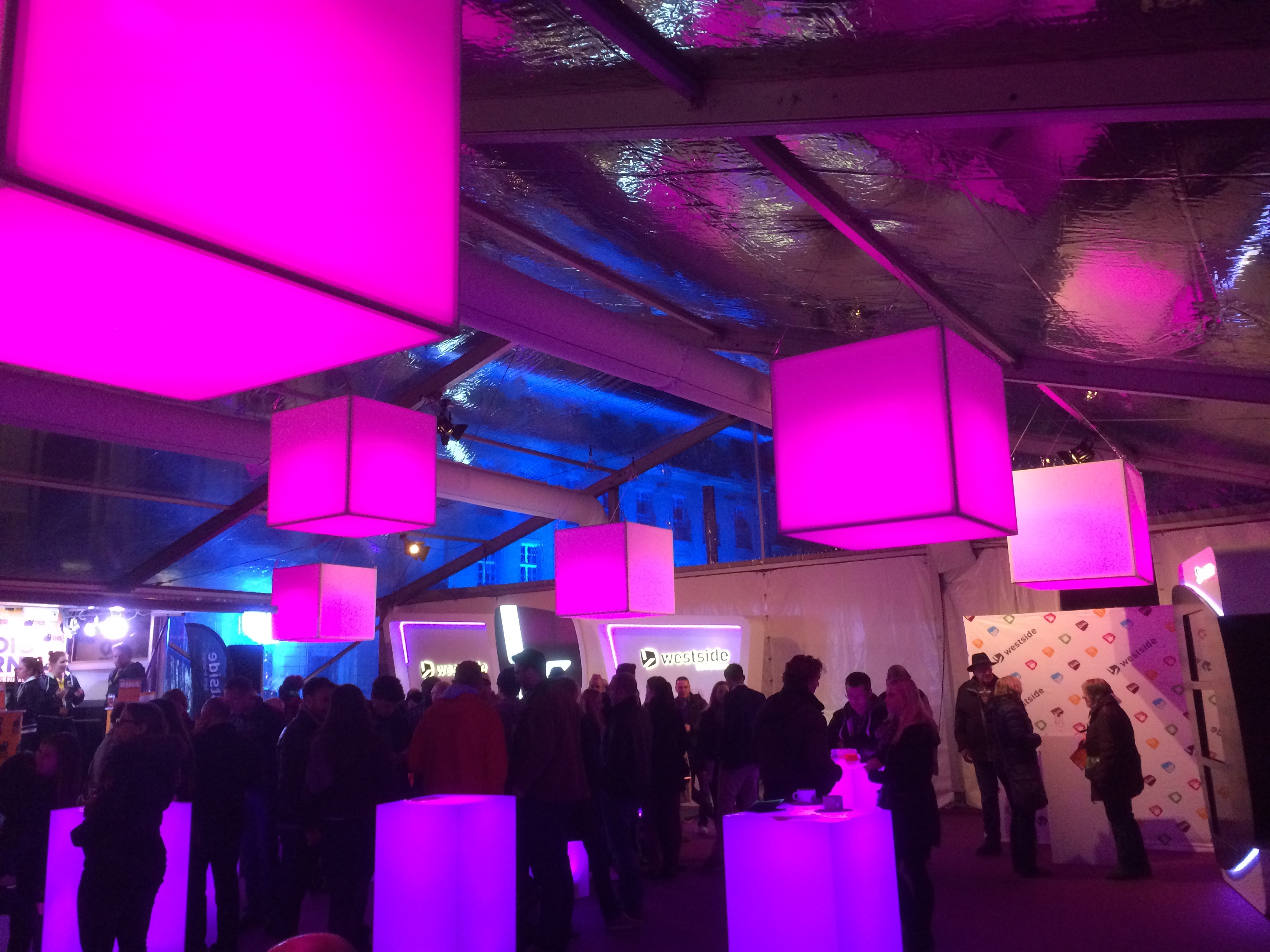 Museumsnacht Bern -Fliegende Cubes mit Akku-Lichtsteuerung