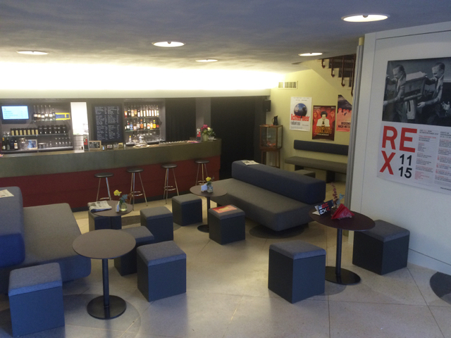 Bar/Lounge Mobiliar für Bern's neues Kulturkino REX. Polsterung und Tische aus Stahl mit Desktop Lino belegt. Agentur Birrrer Design