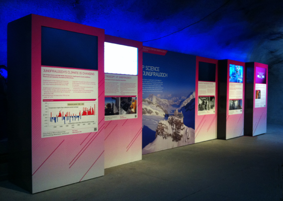 Wir sind zurück vom Jungfraujoch, die Ausstellung der Hochalpinen Forschungsstation auf 3500mm steht. Multimedial, ist ein echter Hingucker geworden. Im Auftrag von kargokomm.ch